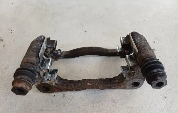 Suzuki Swift I Front Brake Caliper Pad/Carrier