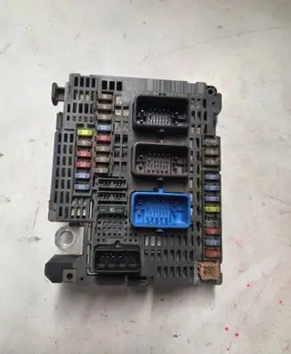 Peugeot 508 Fuse module 9677987580