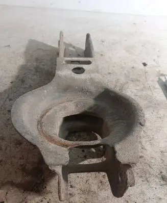 Volvo V70 Lower shock absorber bracket 