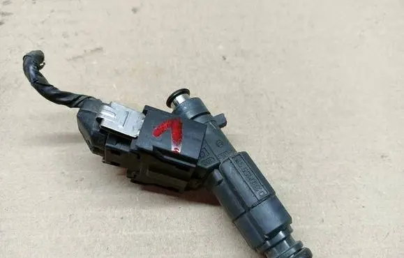 Volkswagen Polo Fuel injector 030906031J