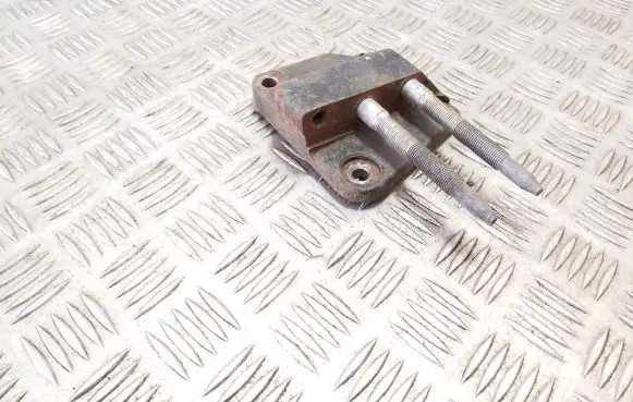 Honda CR-V Engine mounting bracket
