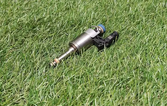 Volkswagen Jetta VI Fuel injector 04E906036E 0261500132