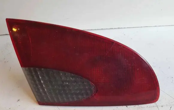 Toyota Avensis T220 Tailgate rear/tail lights 23300102