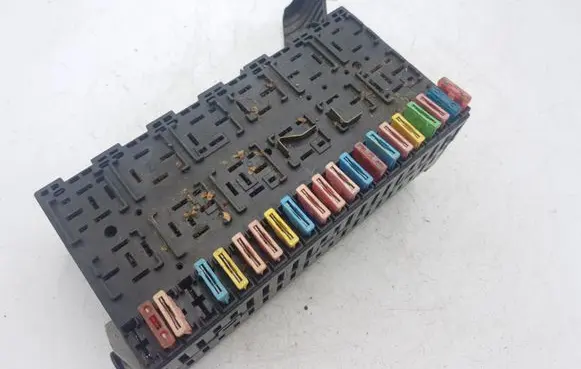 Volkswagen Golf III Fuse module 357937939