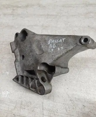 Volkswagen PASSAT B6 Engine mounting bracket 03G199207A