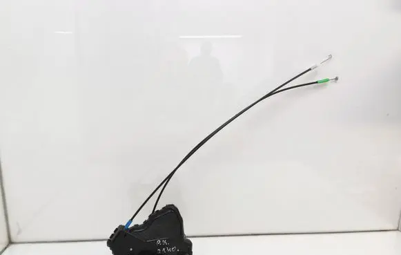 Toyota Avensis T250 Front door lock A046693