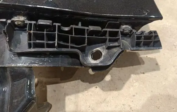 KIA Sorento Front bumper mounting bracket 