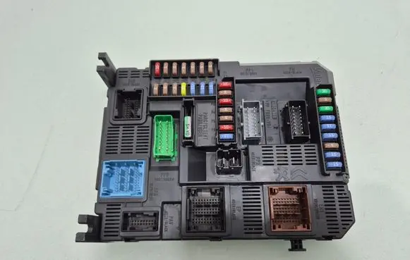 Peugeot 2008 I Fuse module 9807532080