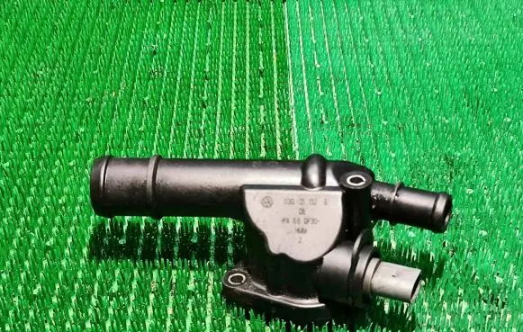 Volkswagen Caddy Engine coolant pipe/hose 03G121132B