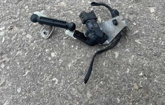 BMW i4 Rear air suspension level height sensor 6895466 6895649