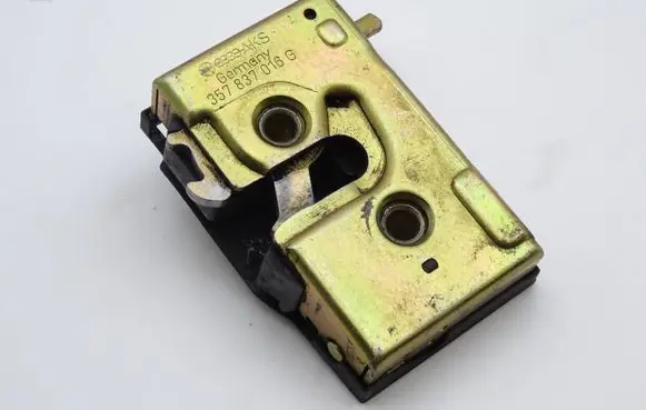 Volkswagen PASSAT B4 Front door lock 357837016G