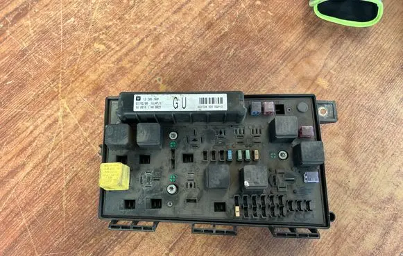 Opel Astra H Fuse module 13206748