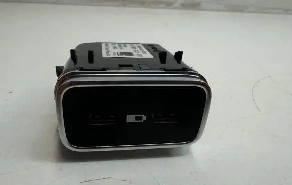 Mercedes-Benz GLE W167 USB socket connector A1678205201