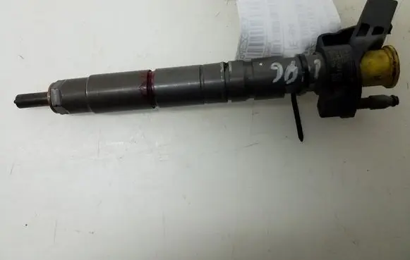 Mercedes-Benz CLS C218 X218 Fuel injector A6420701187
