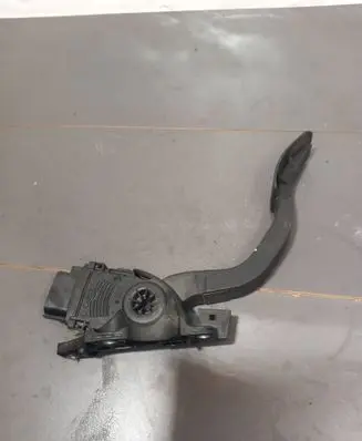 Accelerator throttle pedal
