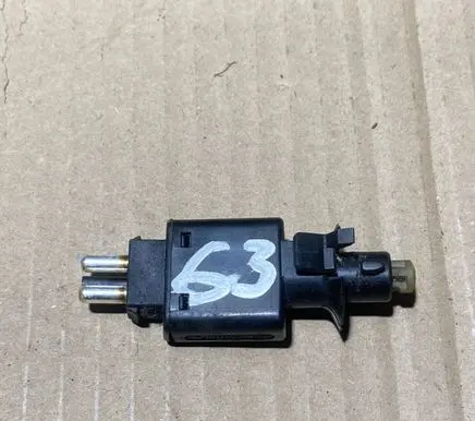 Mercedes-Benz E W124 Brake pedal sensor switch 0005457709
