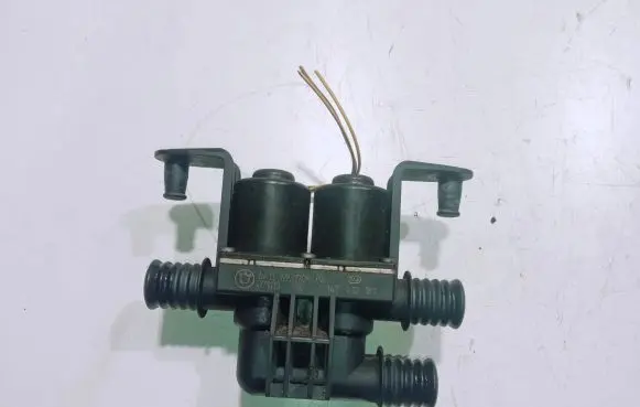 BMW 5 E60 E61 Coolant heater control valve 693170804 071115 1147412181