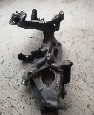 Mercedes-Benz GLA W156 X156 Generator/alternator bracket A651201170