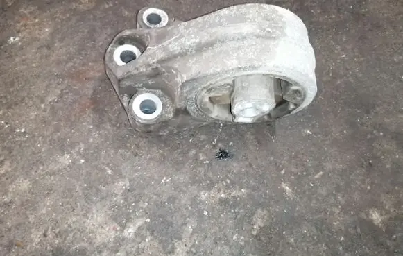 Chevrolet Captiva Engine mount bracket