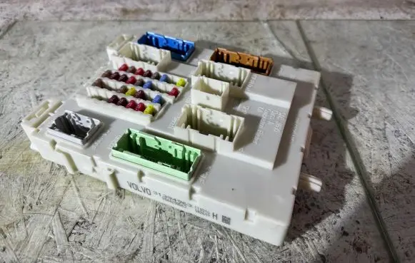 Volvo V40 Fuse module 31394963 9044298563