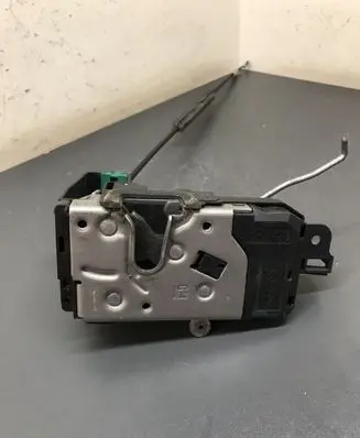 Opel Zafira B Front door lock 13220368