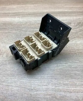 Toyota Avensis T250 Fuse module 8273405030