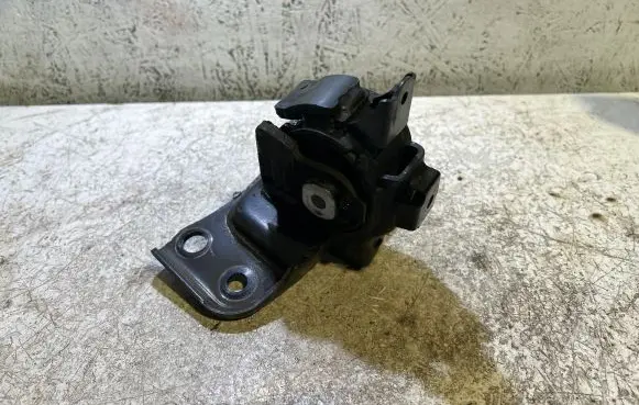 Toyota Auris E180 Engine mount bracket