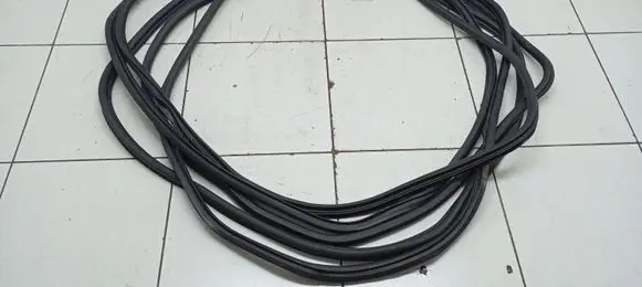 Peugeot 308 Front door rubber seal 