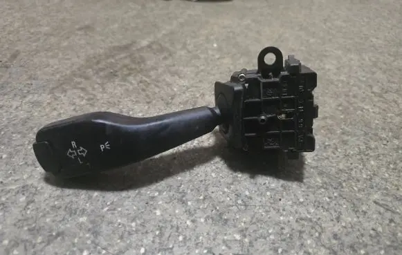 BMW 5 E39 Indicator stalk 8363668 01104010