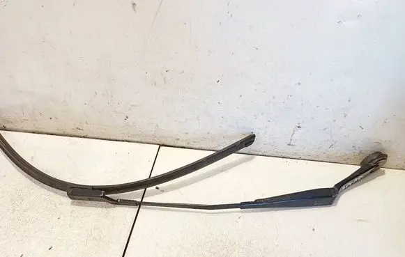 Front wiper blade arm