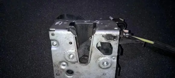 Audi A4 S4 B5 8D Front door lock 8d0839015a