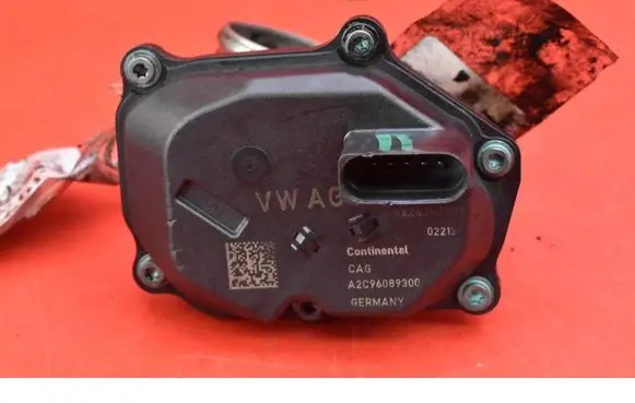 Volkswagen PASSAT CC Throttle body valve 04L131501M