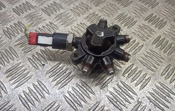 Ford Focus Fuel distributor 4MQ9D2800A