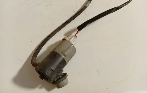 Toyota Avensis T270 Windscreen/windshield washer pump 