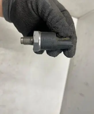 Volvo S40, V40 Fuel distributor 0281002405