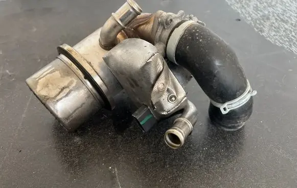 Volkswagen Golf VII EGR valve cooler 04L131512BR 04L131512 144771