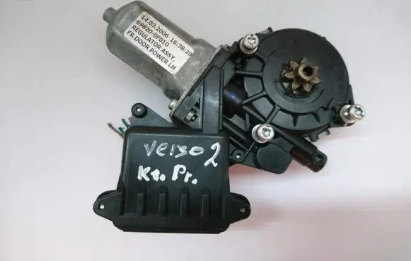 Toyota Corolla Verso AR10 Front door window regulator motor 698200F010 997249102