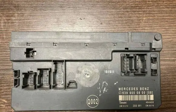 Mercedes-Benz Vito Viano W639 Central body control module 6399000800