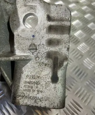 Volvo XC60 A/C compressor mount bracket 31430490
