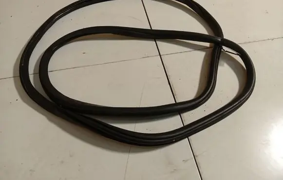 Skoda Octavia Mk2 (1Z) Rubber seal front coupe door 1Z0867365D