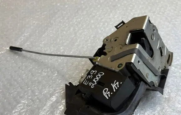 BMW 5 E39 Front door lock 67118352165
