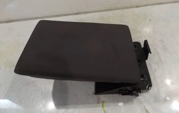 Volkswagen Polo IV 9N3 Rear seat armrest 