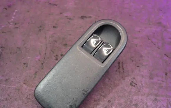 Renault Clio III Quarter vent window switch 