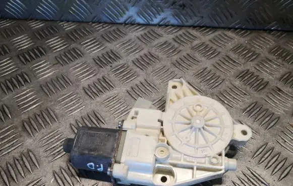 Mercedes-Benz GLK (X204) Front door window regulator motor 2048200242 A2048200242