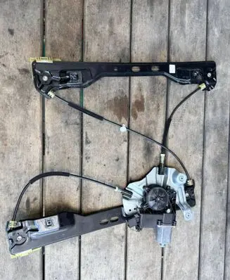 Opel Zafira C Front door window regulator with motor C07521102