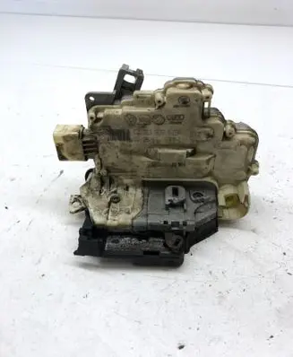 Volkswagen PASSAT B7 Front door lock 3C1837015A