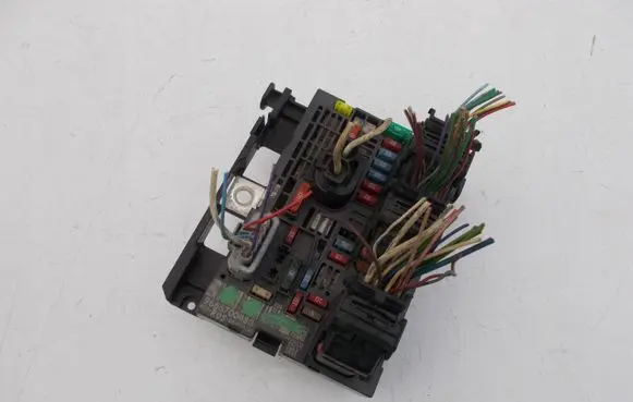 Peugeot 308 SW Fuse module 9666700480