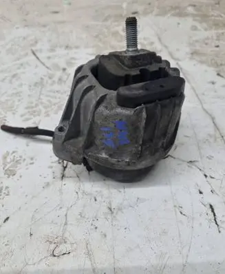 Engine mount bracket