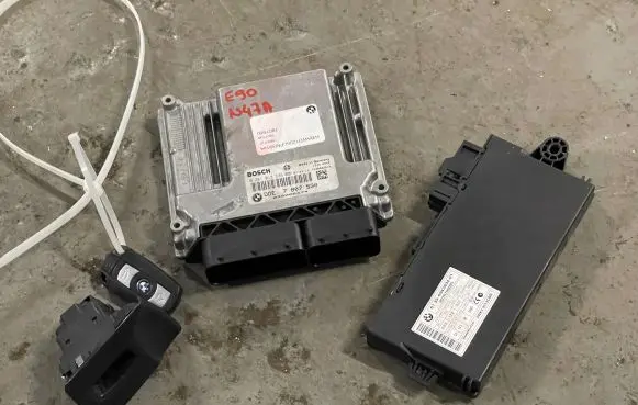 BMW 3 E90 E91 Engine ECU kit and lock set 7807530 030006474 0281013536