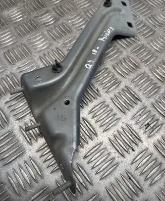 Audi Q5 SQ5 Fender mounting bracket 8R0821135